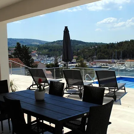 Lovisa - 4 Star With Pool And Amazing Sea View ميلنا